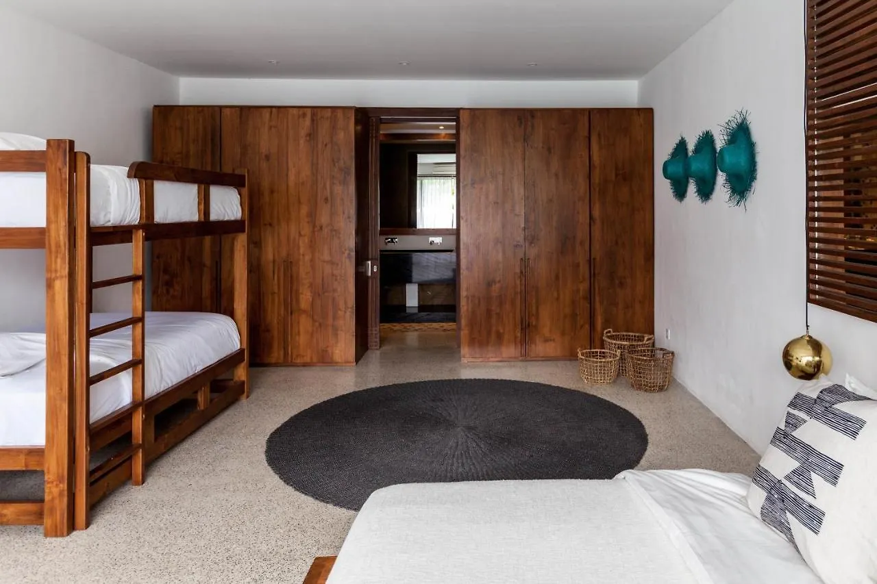 The Aora - Capacious Villa Close To Seminyak Sights