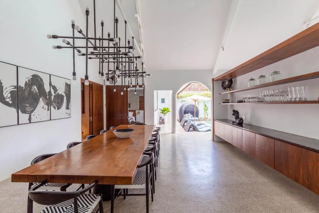 The Aora - Capacious Villa Close To Seminyak Sights