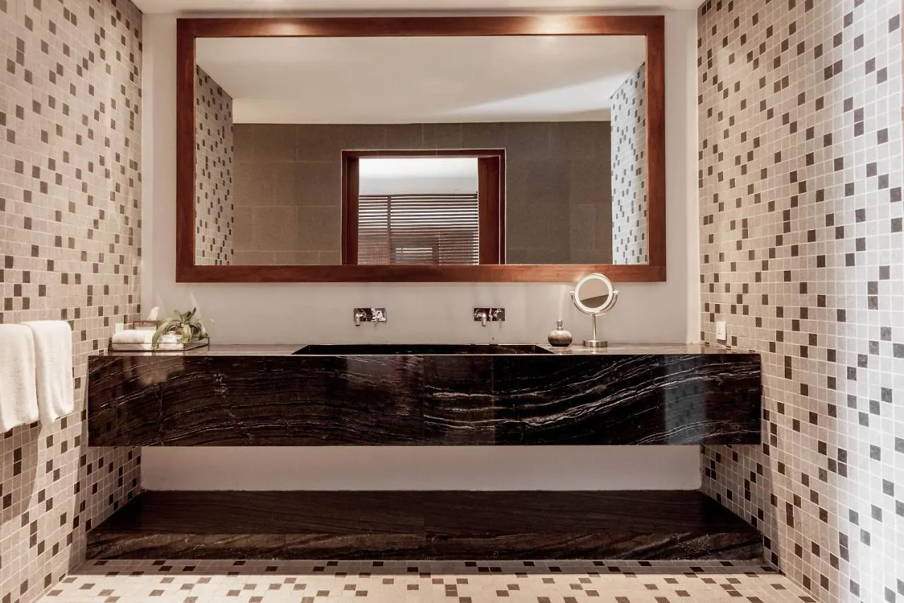 The Aora - Capacious Villa Close To Seminyak Sights