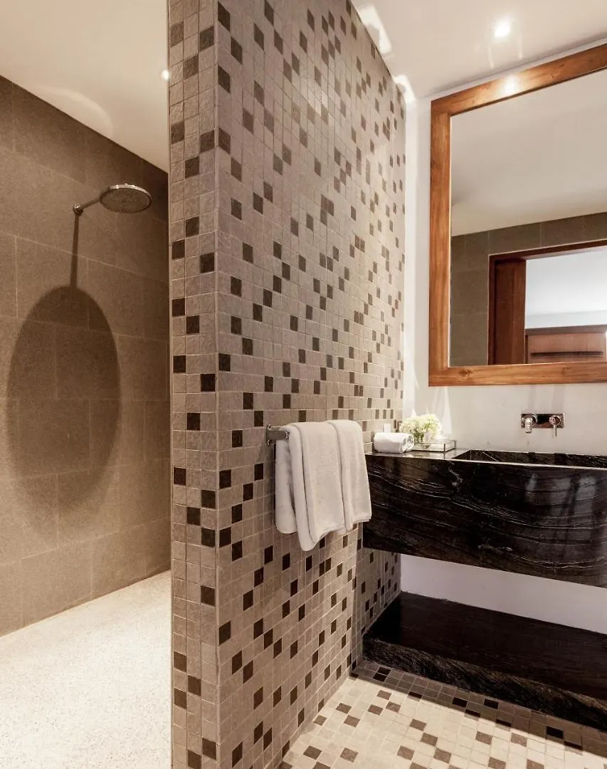 The Aora - Capacious Villa Close To Seminyak Sights 세미냑