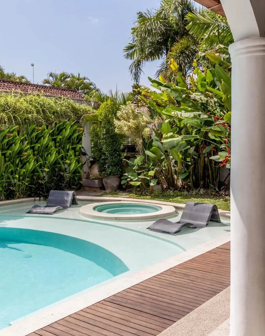 The Aora - Capacious Villa Close To Seminyak Sights  세미냑