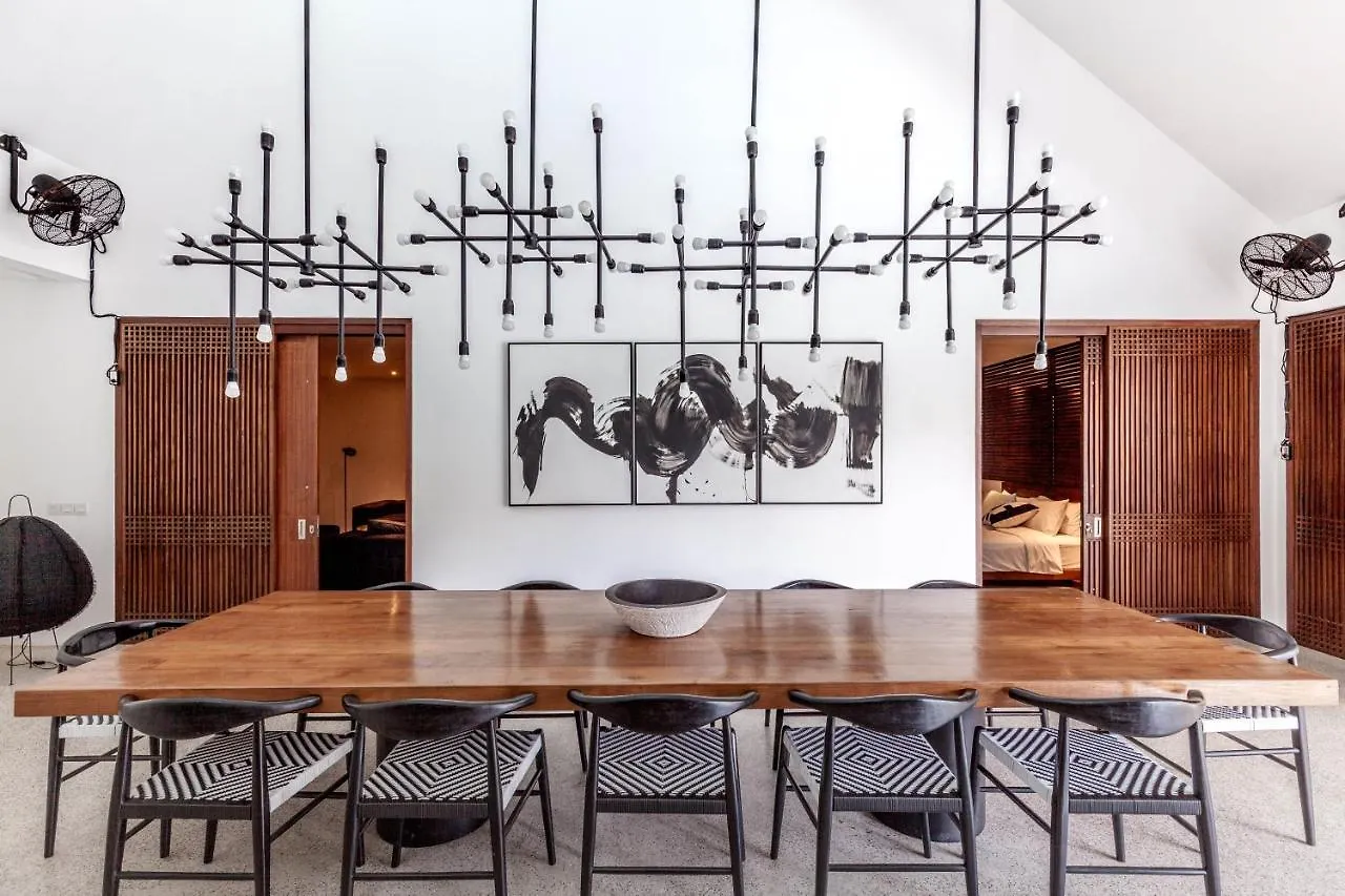 The Aora - Capacious Villa Close To Seminyak Sights  세미냑